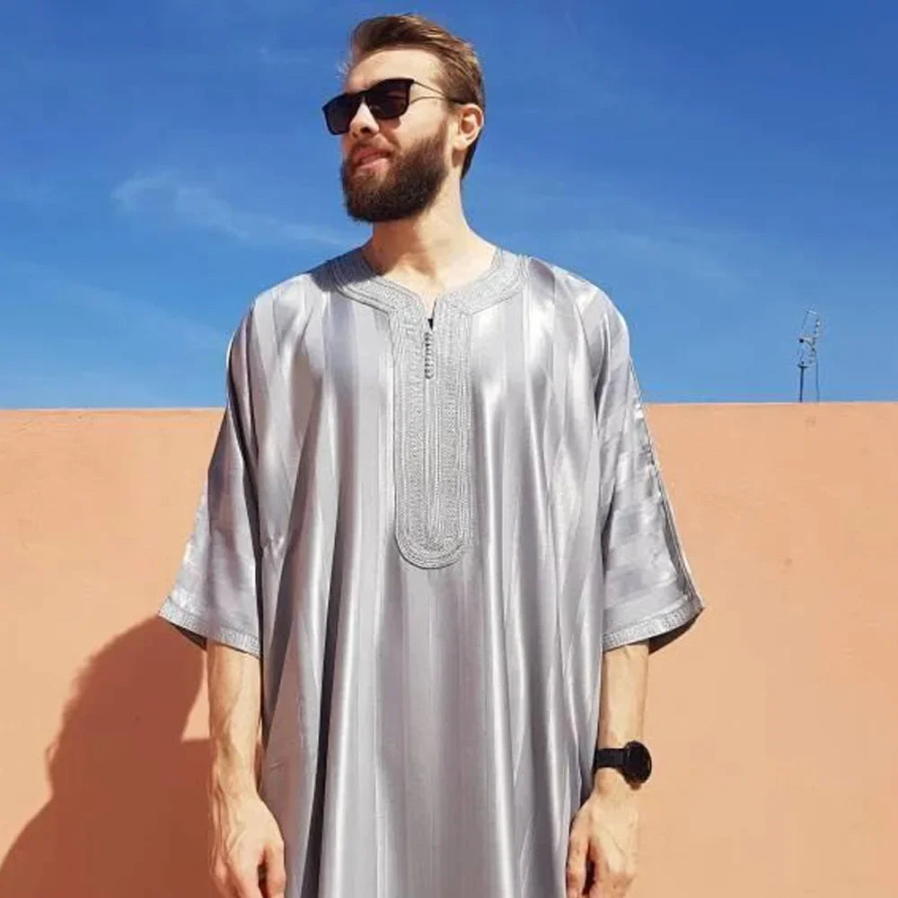 Neu Muslimischen Männer Kaftan Robe Satin Stickerei Jubba Thobe Islamischen Casual Kleid Ramadan