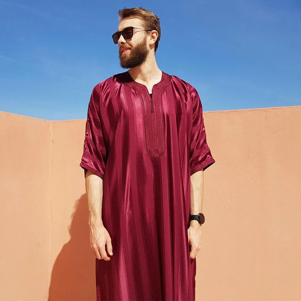 Neu Muslimischen Männer Kaftan Robe Satin Stickerei Jubba Thobe Islamischen Casual Kleid Ramadan
