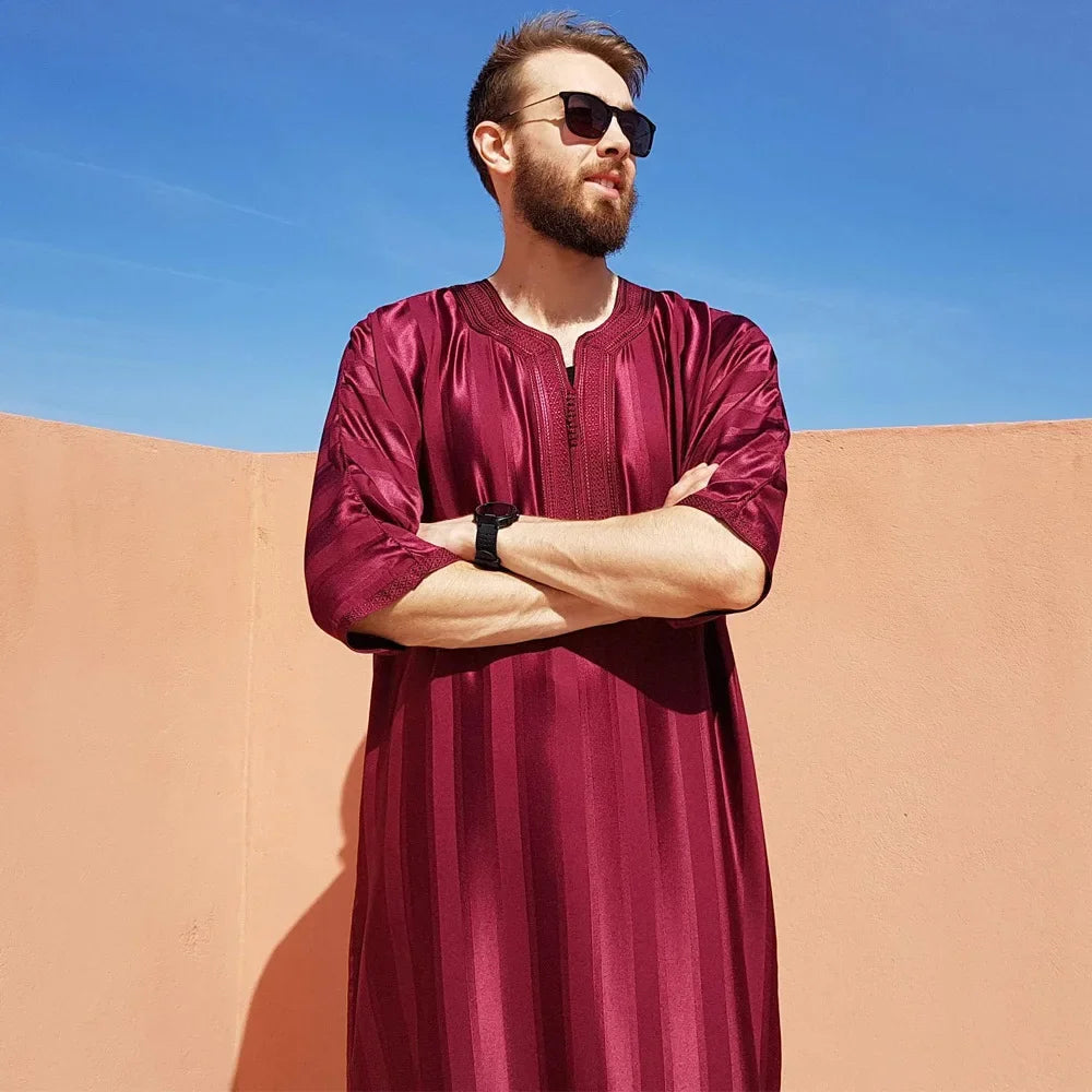 Neu Muslimischen Männer Kaftan Robe Satin Stickerei Jubba Thobe Islamischen Casual Kleid Ramadan