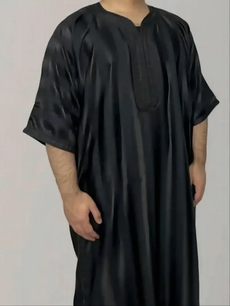 Neu Muslimischen Männer Kaftan Robe Satin Stickerei Jubba Thobe Islamischen Casual Kleid Ramadan