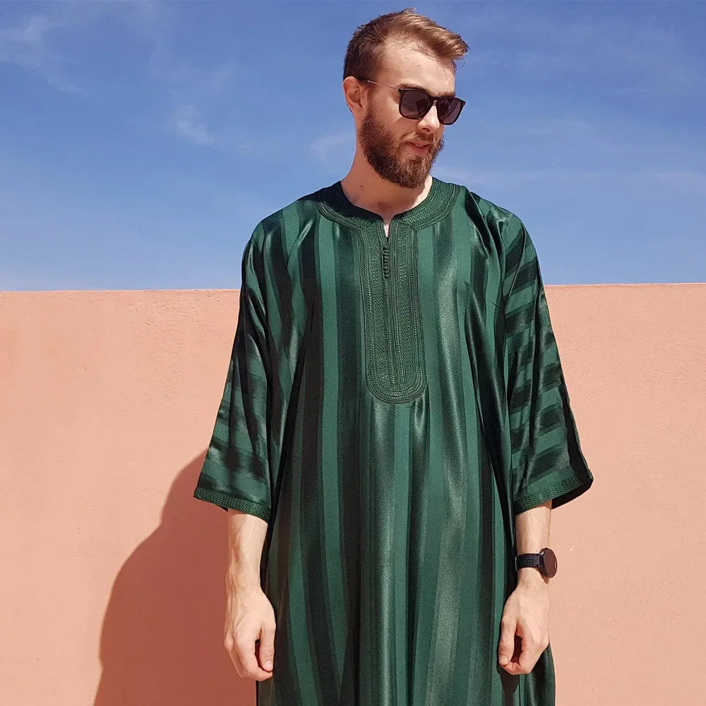 Neu Muslimischen Männer Kaftan Robe Satin Stickerei Jubba Thobe Islamischen Casual Kleid Ramadan
