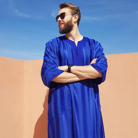 Neu Muslimischen Männer Kaftan Robe Satin Stickerei Jubba Thobe Islamischen Casual Kleid Ramadan